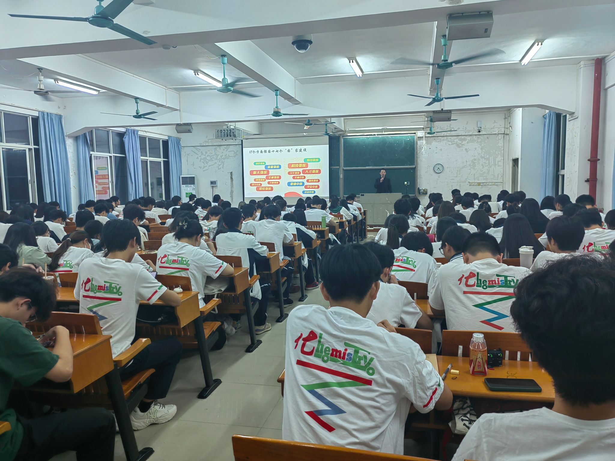 8858cc永利党委副书记刘勇给学生党员讲党课