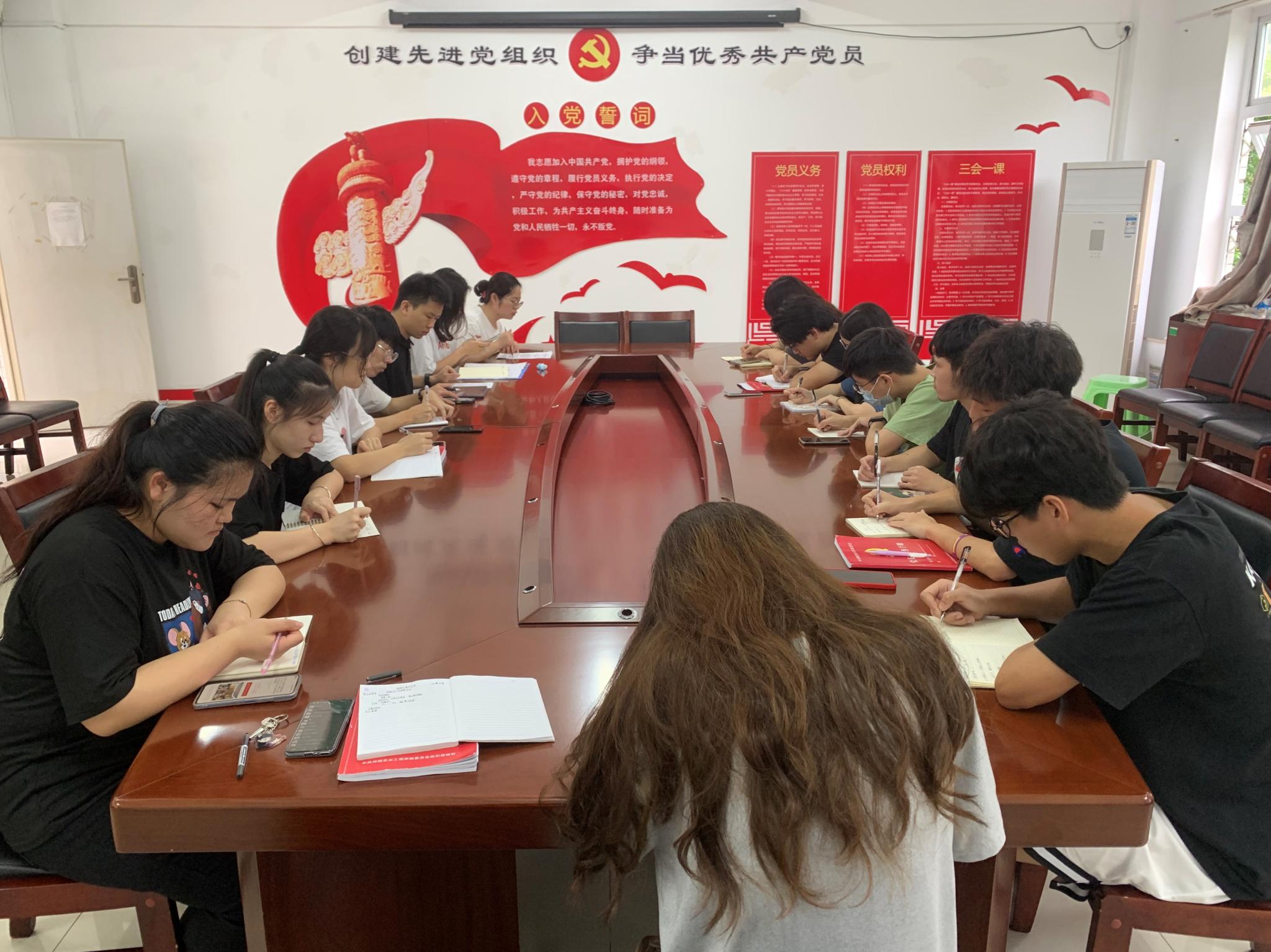 坚持党的领导 树立大局意识——8858cc永利学生党支部召开专题学习会议