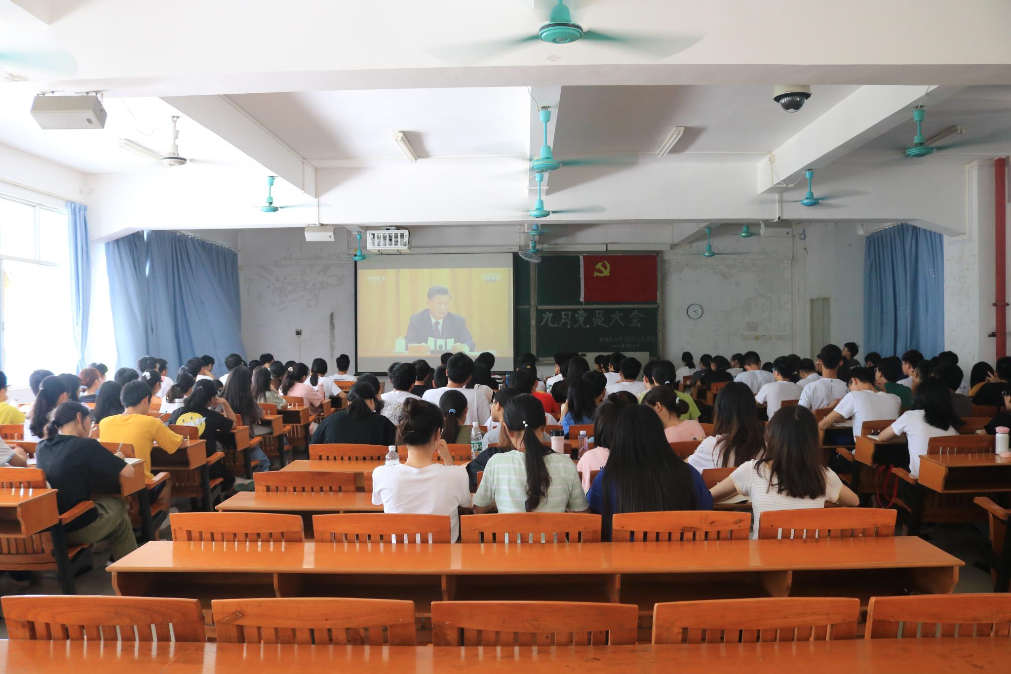 敬抗疫英雄 弘抗疫精神——8858cc永利学生党支部组织观看《全国抗击新冠肺炎疫情表彰大会》纪实视频