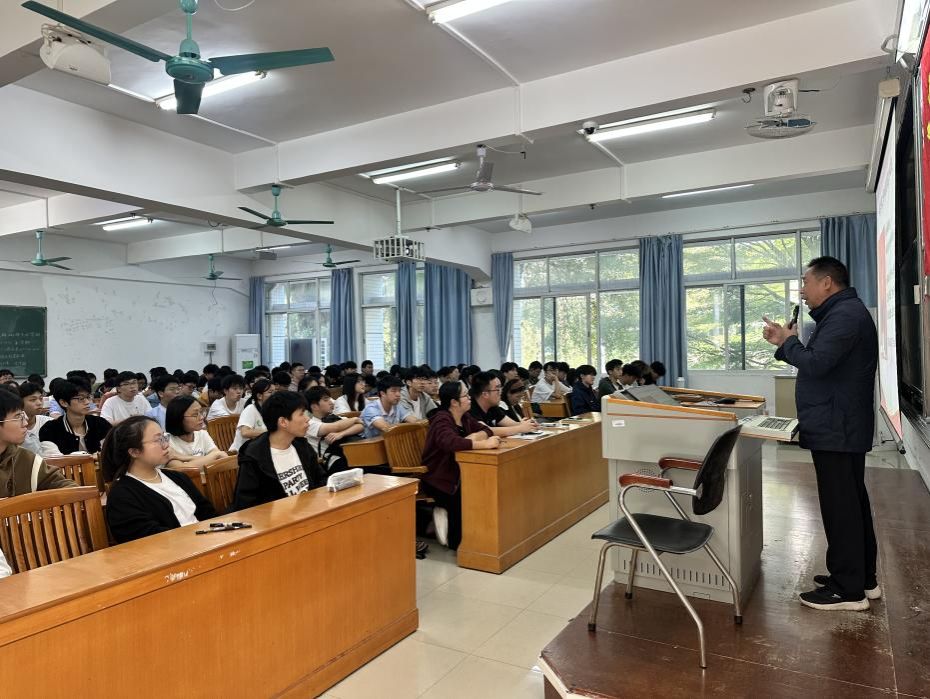 化工与材料学院党委书记邱树华上专题党课